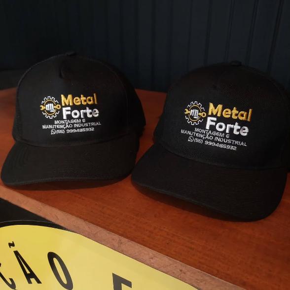 Bonés trucker pretos com logo bordado