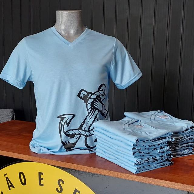 Camisetas azuis gola V com estampa em serigrafia